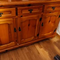 Credenza e tavolo stile rustico