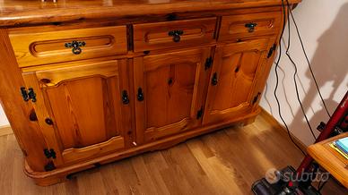 Credenza e tavolo stile rustico