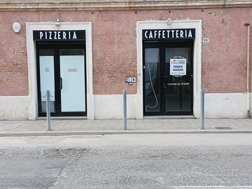 Negozio con 2 vetrine e canna fumaria