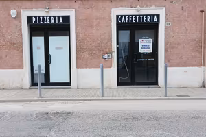 Negozio con 2 vetrine e canna fumaria