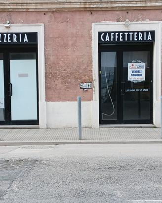 Negozio con 2 vetrine e canna fumaria