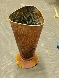 Brutalismo porta ombrelli in rame battuto