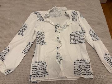 Blusa bianca con scritte