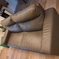 Vendiamo divano in vera pelle 3 posti