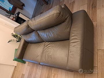 Vendiamo divano in vera pelle 3 posti