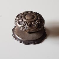 Pomello con placca per mobili in ottone