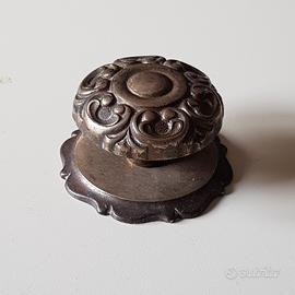 Pomello con placca per mobili in ottone