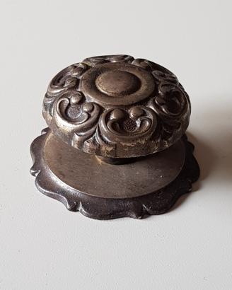 Pomello con placca per mobili in ottone