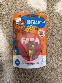 Faba personaggio canta e balla con nino