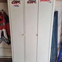 Armadietto con 2 tute, 2 giacche, guanti e stivali