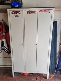 Armadietto con 2 tute, 2 giacche, guanti e stivali