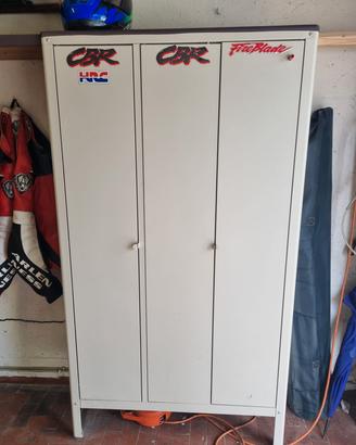 Armadietto con 2 tute, 2 giacche, guanti e stivali