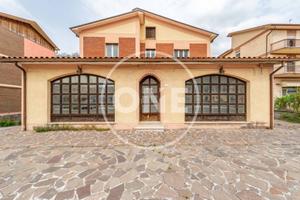 Palazzo / Stabile di 400 m² a Carsoli