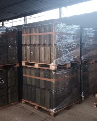 bancale di taniche militari usate