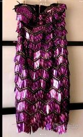 Abito interamente in paillettes lilla