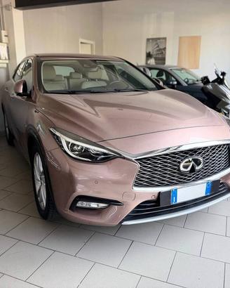 Infiniti Q30 2.2d Premium Tech Gallery White awd 1