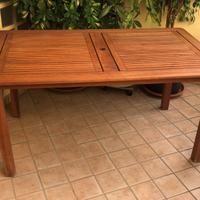 Tavolo in legno con sedie