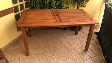 Tavolo in legno con sedie