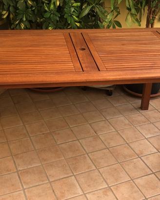 Tavolo in legno con sedie