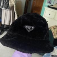 Cappello Nero di Prada