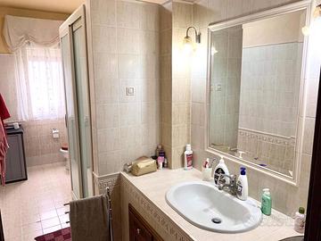 Stanza singola con balcone privato e posto auto