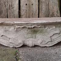 antica architrave in pietra scolpita per camino