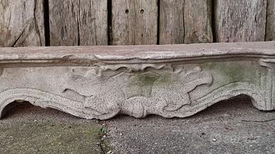 antica architrave in pietra scolpita per camino