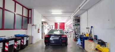 Capannone con giardino e posti auto