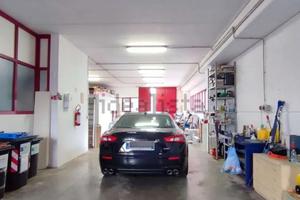 Capannone con giardino e posti auto