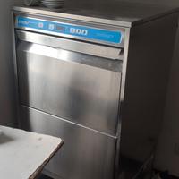 Lavastoviglie professionale. 