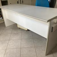 Scrivanie e scaffali