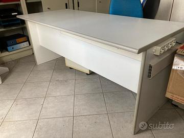 Scrivanie e scaffali