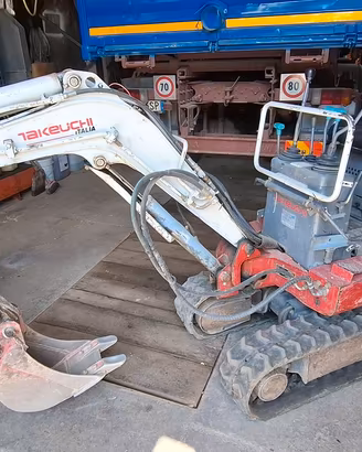 Miniescavatore Takeuchi TB 08