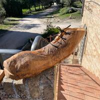 Scarpa in legno intagliata a mano