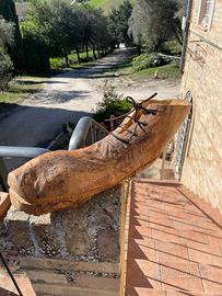 Scarpa in legno intagliata a mano