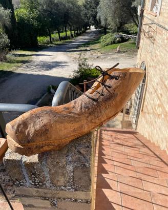 Scarpa in legno intagliata a mano