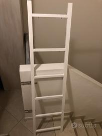 Scala bianca shabby in legno