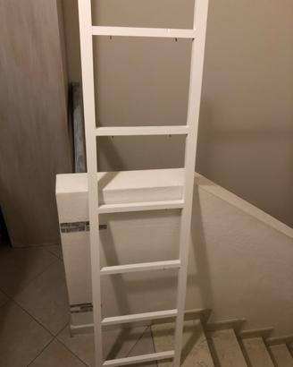 Scala bianca shabby in legno