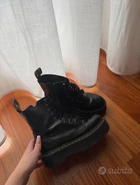 Anfibi dr.Martens Jadon in pelle nera - platform