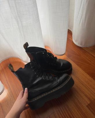 Anfibi dr.Martens Jadon in pelle nera - platform