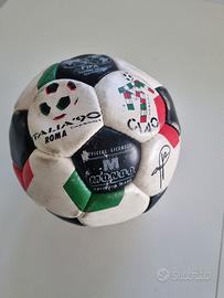 Pallone originale Italia 90 autografato da Baggio