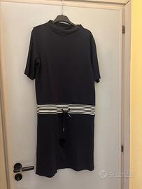 Vestito blu con righe bianche