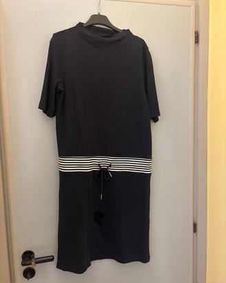 Vestito blu con righe bianche