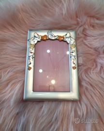 Cornice argento con disegni smaltati 