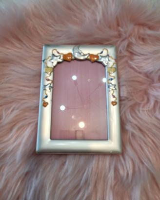 Cornice argento con disegni smaltati 