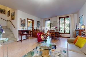 Villetta a schiera con giardino ed autorimessa.