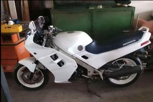 Honda VFR 750 RC24 (1986) 