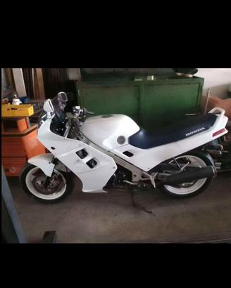 Honda VFR 750 RC24 (1986) 