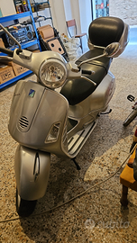 Vespa 125 cc grigia