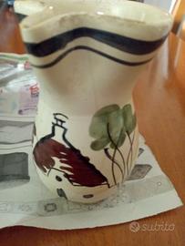 Tre piccole caraffe e un piccolo macinino